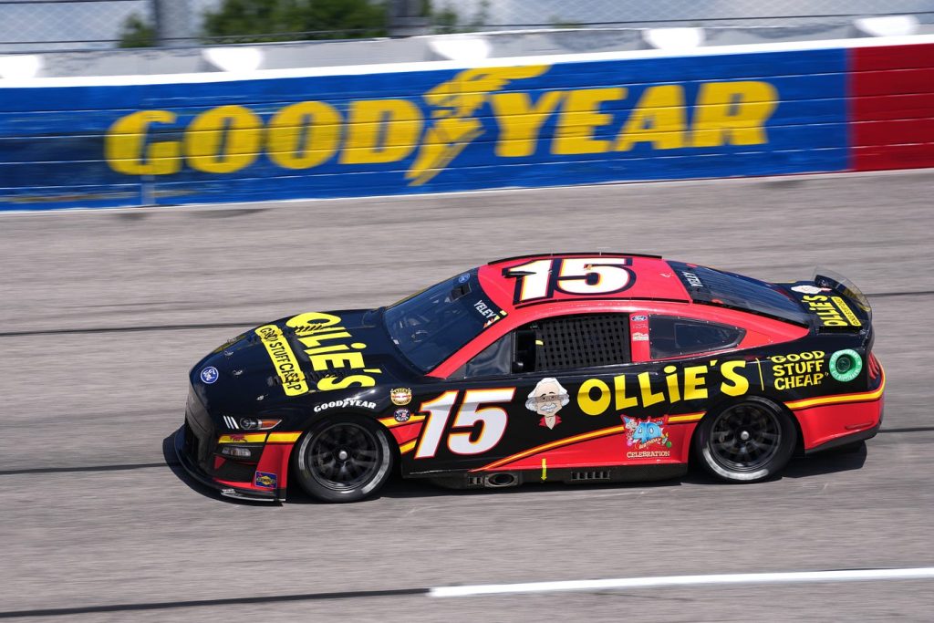 How Fast Does a Nascar Race Car Go