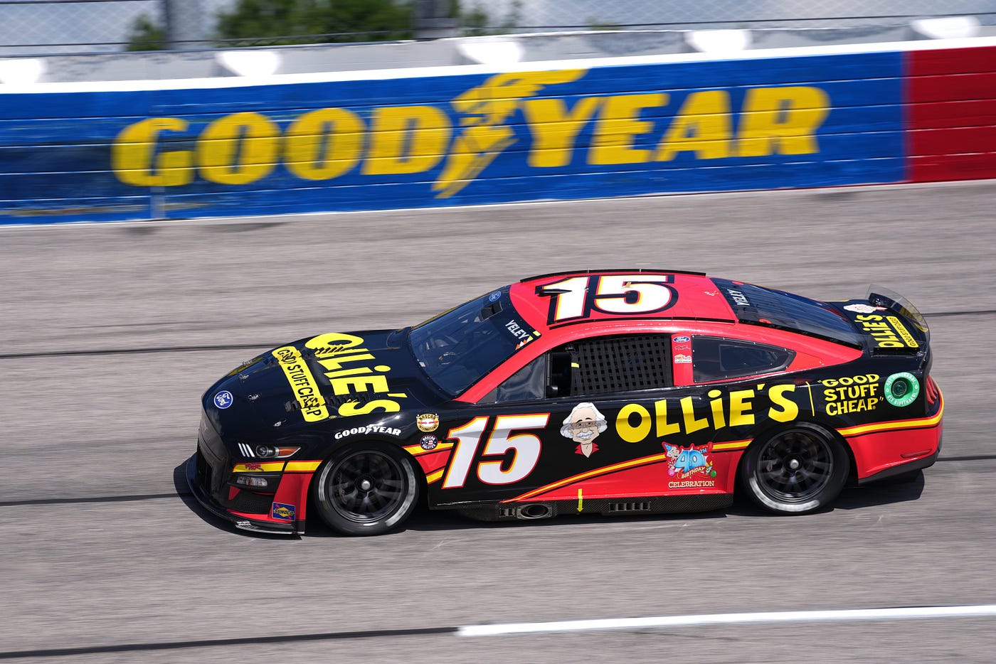 How Fast Does a Nascar Race Car Go: Speed Unleashed